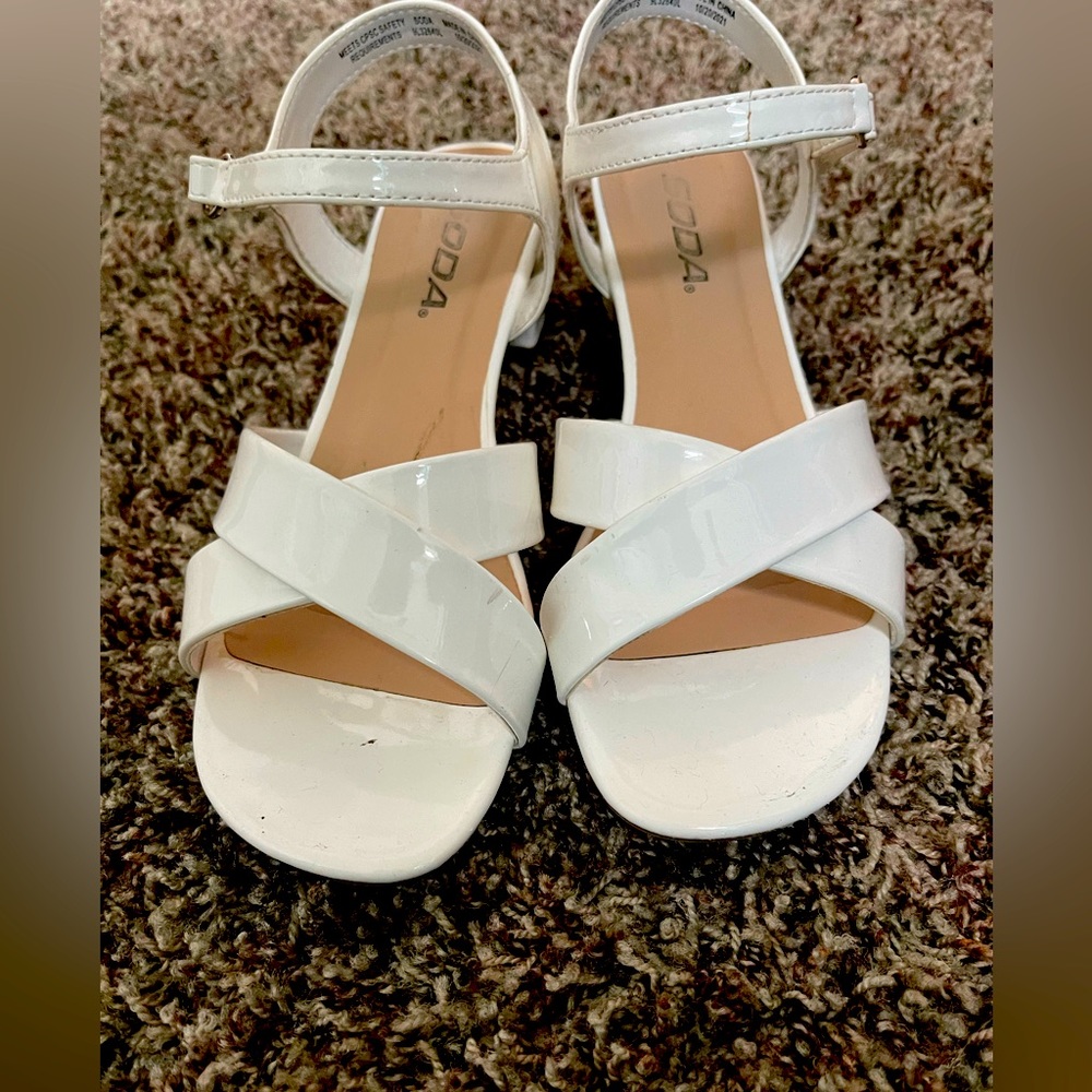 Youth girls size 4 white dress sandals EUC.